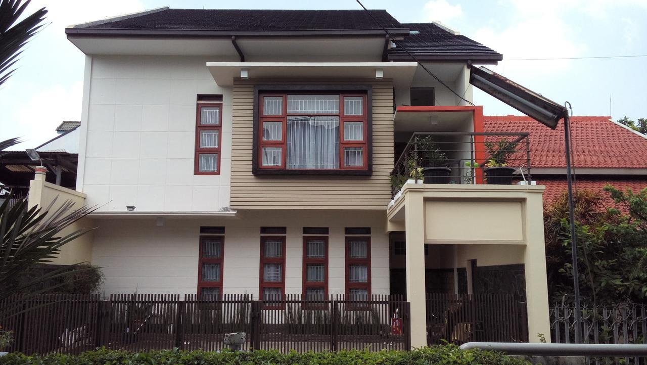 Rumah Tawa Guesthouse - 2 Syariah Bandung Ngoại thất bức ảnh